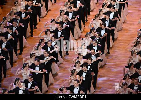 Dresda, Germania. 23 febbraio 2024. Le coppie debuttanti ballano al 16° Dresden Semper Opera Ball nel Semperoper. Crediti: Sebastian Kahnert/dpa/Alamy Live News Foto Stock