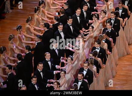 Dresda, Germania. 23 febbraio 2024. Le coppie debuttanti ballano al 16° Dresden Semper Opera Ball nel Semperoper. Crediti: Sebastian Kahnert/dpa/Alamy Live News Foto Stock