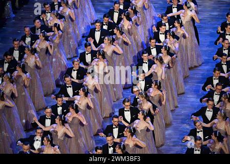 Dresda, Germania. 23 febbraio 2024. Le coppie debuttanti ballano al 16° Dresden Semper Opera Ball nel Semperoper. Crediti: Sebastian Kahnert/dpa/Alamy Live News Foto Stock