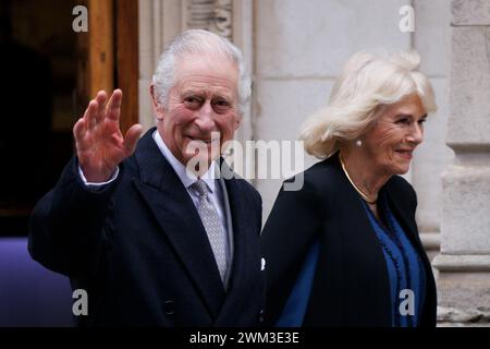 Re Carlo lascia la London Clinic con la regina Camilla questo pomeriggio dopo un'operazione alla prostata riuscita. Immagine scattata il 29 gennaio 2024. © B Foto Stock