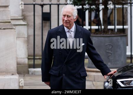 Re Carlo lascia la London Clinic con la regina Camilla questo pomeriggio dopo un'operazione alla prostata riuscita. Immagine scattata il 29 gennaio 2024. © B Foto Stock