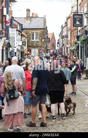 strade acciottolate di whitby piene di turisti Foto Stock