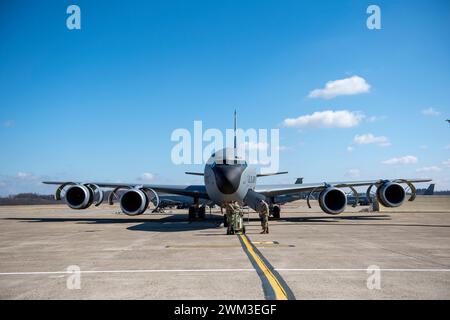 I membri assegnati alla Pennsylvania Air National Guard eseguirono la manutenzione dei motori di un aereo KC-135 Stratotanker all'aeroporto internazionale di Pittsburgh, il 23 febbraio 2024. (Foto della U.S. Air National Guard del Master Sgt. Bryan Hoover) Foto Stock