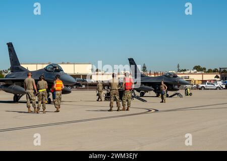 I capi dell'equipaggio e gli aviatori d'armi, assegnati al 114th Aircraft Maintenance Squadron, eseguono l'ispezione di fine pista prima di una sortita di addestramento durante l'operazione Sea Wolf presso la Naval Air Station North Island, 30 gennaio 2024. L'operazione Seawolf si svolse in diverse località lungo la costa occidentale e integrò le operazioni con le risorse locali della Marina, della Marina e dell'Aeronautica per aumentare la preparazione generale della forza dell'unità per le operazioni terrestri e marittime. (Foto della U.S. Air National Guard del Master Sgt. Duane Duimstra) Foto Stock