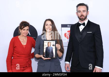 Los Angeles, California, Stati Uniti. 18 febbraio 2024. L'artista Virginie Pichot, Rachael Fisher con l'artista JueFu Zhang presente in videoconferenza dalla Cina e Maxwell Gobbell alla Los Angeles Beverly Arts (LABA) nomina Sophia Xie come presidente esecutivo della cerimonia di Hong Kong e della regione di Macao a Los Angeles, California. Credito: Sheri Determan Foto Stock