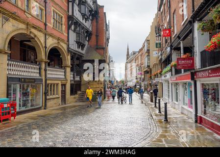 Chester, Inghilterra - 09 luglio 2023: Persone che camminano lungo Watergate Street dopo un temporale estivo Foto Stock