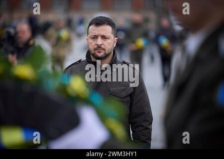 Leopoli, Ucraina. 23 febbraio 2024. Il presidente ucraino Volodymyr Zelenskyy, sta per un momento di silenzio mentre rende omaggio ai soldati caduti sul campo di Marte all'interno del cimitero di Lychakiv, 23 febbraio 2024 a Leopoli, Ucraina. Credito: Pool Photo/Ufficio Stampa Presidenziale ucraino/Alamy Live News Foto Stock