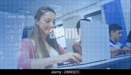 Immagine di formule matematiche sugli studenti in classe Foto Stock