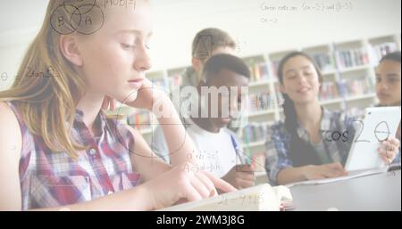 Immagine di formule matematiche sugli studenti in classe Foto Stock