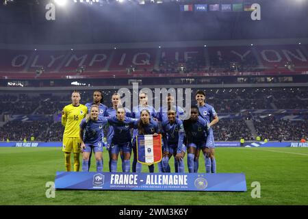 Decines-Charpieu, Francia. 23 febbraio 2024. La Francia ha iniziato undici schieramenti per una foto di squadra prima del calcio d'inizio, seconda fila ( da L a R ); Pauline Peyraud-Magnin, Marie-Antoinette Katoto, Amandine Henry, Maelle Lakrar, Kadidiatou Diani e Elisa De Almeida, prima fila ( da L a R ); Eugenie le Sommer, Sakina Karchaoui, Selma Bacha, Grace Geyoro e Griedge Mbock Bathy, nella partita UEFA Women's Nations League allo stadio OL di Lione. Il credito per immagini dovrebbe essere: Jonathan Moscrop/Sportimage Credit: Sportimage Ltd/Alamy Live News Foto Stock