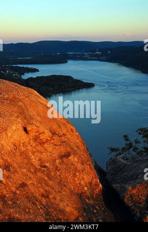 Una montagna che si affaccia offre una splendida vista sul fiume vicino al tramonto Foto Stock