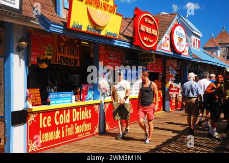 La gente passeggia sul molo di Old Orchard Beach, Maine, in una soleggiata giornata estiva sulla costa Foto Stock