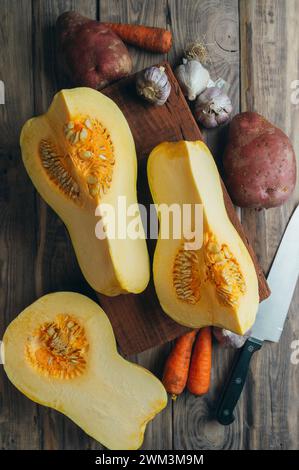 Grande sfondo rosso di zucca, spazio per copiare, zucca arancione, primo piano. Zucca. Cucinare cibo di stagione dalla zucca. Cibo delizioso e salutare. Organic.Autumn Foto Stock