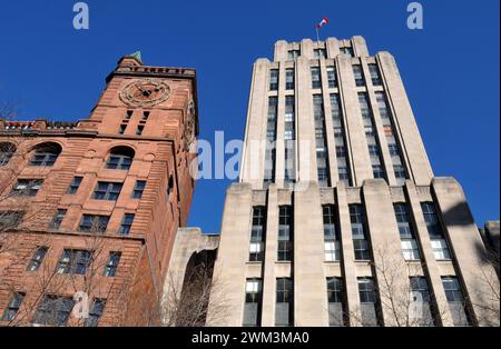 Il New York Life Insurance Building, chiamato anche Quebec Bank Building (a sinistra) accanto all'Art Deco Aldred Building nella vecchia Place d'Armes di Montreal. Foto Stock