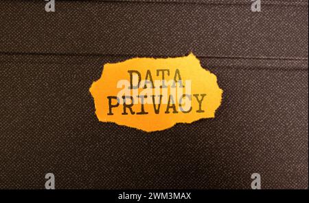 business, tecnologia, internet e concetto di networking: un uomo d'affari che preme il pulsante per la privacy dei dati sugli schermi virtuali. Foto Stock