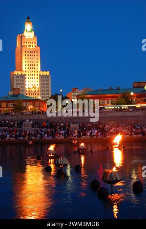 I falò cominciano a bruciare durante la celebrazione degli incendi d'acqua a Providence, Rhode Island Foto Stock