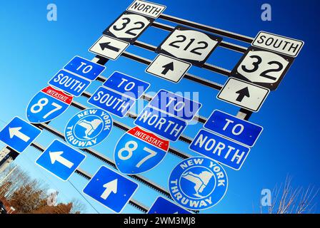 I cartelli indicano diversi percorsi, strade e autostrade nella parte settentrionale dello stato di New York, fornendo opzioni di trasporto Foto Stock