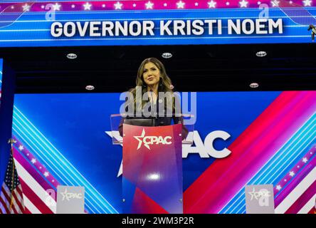 National Harbor, Maryland, Stati Uniti. 23 febbraio 2024. Il Governatore Kristi Noem (Repubblicano del South Dakota) fa osservazioni alla Conferenza sull'azione politica dei conservatori (CPAC) del 2024 a National Harbor, Maryland, USA, venerdì 23 febbraio, 2024. credito: Ron Sachs/CNP/dpa/Alamy Live News Foto Stock