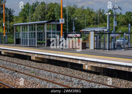 Stazione ferroviaria suburbana Commuter passeggeri diesel. Foto Stock