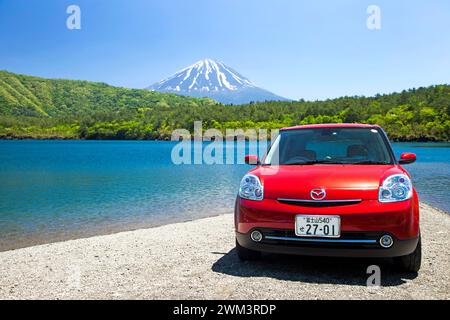 Auto rossa al lago Saiko, una delle Fuji Five Lakes.in Fujikawaguchiko, Giappone. Foto Stock