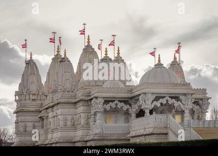 Londra, Regno Unito - 23 febbraio 2024 - il design architettonico esterno del tempio Neasden (BAPS Shri Swaminarayan Mandir) con sfondo cielo. Tempio indù Foto Stock