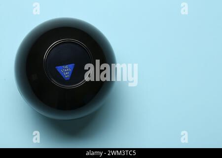 Magic Eight Ball con previsione le stelle dicono di no su sfondo azzurro, vista dall'alto. Spazio per il testo Foto Stock