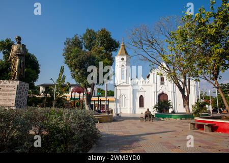 ARACATACA, COLOMBIA - 1 FEBBRAIO 2024: Veduta del Parco Simon Bolivar e della Chiesa di San Giuseppe dove Gabriel Garcia Marquez fu battezzato nel suo biennio Foto Stock