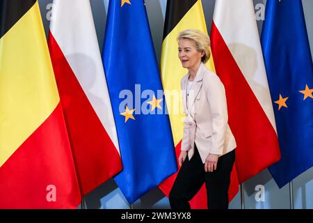 Varsavia, Polonia. 23 febbraio 2024. La Presidente della Commissione europea, Ursula von der Leyen, arriva alla stampa dopo colloqui trilaterali presso la Cancelleria del primo Ministro in via Ujazdowska. Nel corso della dichiarazione la Commissione europea ha dichiarato di concedere un sostegno finanziario dall'Unione europea al cosiddetto piano nazionale di ricostruzione per la Polonia. Hanno anche parlato di difesa europea di fronte all'aggressione russa in Ucraina. Credito: SOPA Images Limited/Alamy Live News Foto Stock