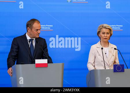 Varsavia, Polonia. 23 febbraio 2024. Il primo ministro polacco Donald Tusk (L) e il presidente della Commissione europea Ursula von der Leyen (R) parlano alla stampa dopo colloqui trilaterali presso la Cancelleria del primo ministro in via Ujazdowska. Nel corso della dichiarazione la Commissione europea ha dichiarato di concedere un sostegno finanziario dall'Unione europea al cosiddetto piano nazionale di ricostruzione per la Polonia. Hanno anche parlato di difesa europea di fronte all'aggressione russa in Ucraina. Credito: SOPA Images Limited/Alamy Live News Foto Stock