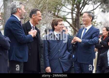 (240224) -- MADRID, 24 febbraio 2024 (Xinhua) -- l'ambasciatore cinese in Spagna Yao Jing (1° R, fronte) e il sindaco di Madrid Jose Luis Martinez-Almeida (2° R, fronte) partecipano alla festa di addio alla famiglia dei panda di cinque persone a Madrid, Spagna, 22 febbraio 2024. Uno zoo nella capitale spagnola Madrid ha ospitato una festa di addio giovedì per salutare la sua amata famiglia di panda di cinque persone che presto tornerà in Cina. La coppia Panda Bing Xing e Hua Zui Ba, accompagnati dai loro tre cuccioli nati a Madrid Chulina, You e Jiu Jiu, torneranno a Chengdu, nella provincia del Sichuan nel sud-ovest della Cina, il 29 febbraio, fonti con la ma Foto Stock