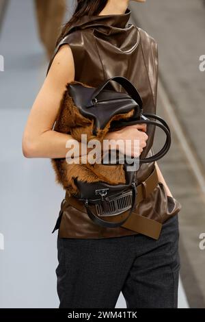 Milano, Italia. 23 febbraio 2024. TODÄôS sfilata Autunno/Inverno 2024 durante la Milano Fashion Week del 2024 febbraio - Milano, Italia 23/02/2024 credito: dpa/Alamy Live News Foto Stock