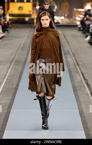 Milano, Italia. 23 febbraio 2024. TODÄôS sfilata Autunno/Inverno 2024 durante la Milano Fashion Week del 2024 febbraio - Milano, Italia 23/02/2024 credito: dpa/Alamy Live News Foto Stock