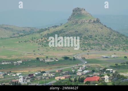 Paesaggio del campo di battaglia, evento della battaglia di Isandlawana, guerra Anglo Zulu 1879, Sud Africa, viaggio nella storia militare, vista moderna, famosa montagna Foto Stock