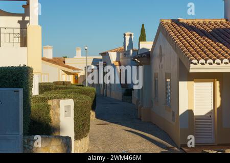 Ammira gli edifici per le vacanze nella piccola cittadina di pescatori di Salema, Algarve, Portogallo Foto Stock