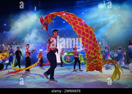 Singapore. 23 febbraio 2024. Gli artisti si esibiscono nella danza del drago durante la Chingay Parade come parte delle celebrazioni del nuovo anno lunare nel F1 Pit Building di Singapore il 23 febbraio 2024. Credito: Poi Chih Wey/Xinhua/Alamy Live News Foto Stock