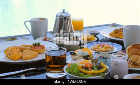 La colazione dell'hotel è servita con una varietà di piatti freschi e salutari Foto Stock