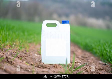 Contenitore di plastica bianco con fertilizzante Foto Stock