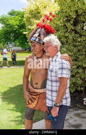 Turista con ballerino tribale maschile, Samoa Cultural Village, Beach Road, Apia, Isola di Upolu, Samoa Foto Stock