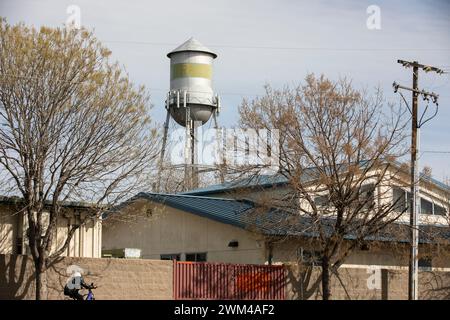 Tracy, California, Stati Uniti - 17 aprile 2023: Il sole del pomeriggio splende sulla torre d'acqua del centro storico di Tracy. Foto Stock