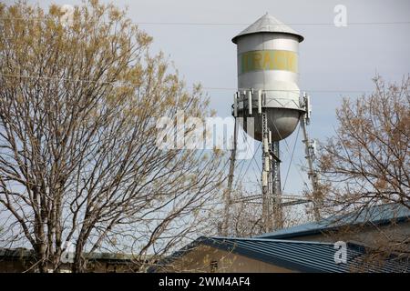 Tracy, California, Stati Uniti - 17 aprile 2023: Il sole del pomeriggio splende sulla torre d'acqua del centro storico di Tracy. Foto Stock