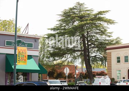 Tracy, California, Stati Uniti - 17 aprile 2023: Il sole del pomeriggio splende sugli edifici storici del centro lungo Central Avenue. Foto Stock