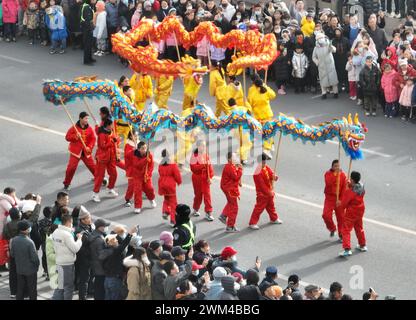 KORLA, CINA - 24 FEBBRAIO 2024 - gli artisti popolari eseguono una danza del drago a Korla, regione autonoma dello Xinjiang Uygur, nella Cina nord-occidentale, 24 febbraio 2024. Foto Stock