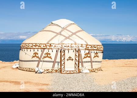 Yurt tradizionale. Antica casa nomade nazionale dell'Asia centrale con cielo blu sullo sfondo. Lago alpino Issyk Kul nelle montagne Tian Shan. Kyrgy Foto Stock