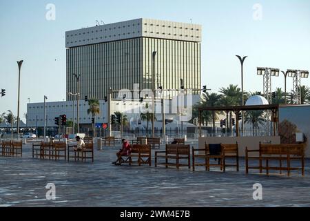 Doha, Qatar - 24 febbraio 2024: Edificio della Banca centrale del Qatar (ex Qatar Monetary Authority) nel centro di Doha, Qatar. Foto Stock