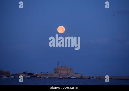 Alessandria, Egitto. 24 febbraio 2024. La luna piena di febbraio sulla Cittadella di Qaitbay. Crediti: Dimitris Aspiotis/Alamy Live News Foto Stock