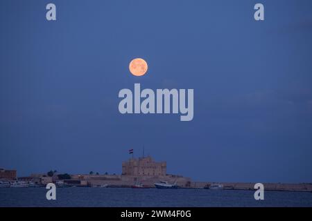 Alessandria, Egitto. 24 febbraio 2024. La luna piena di febbraio sulla Cittadella di Qaitbay. Crediti: Dimitris Aspiotis/Alamy Live News Foto Stock