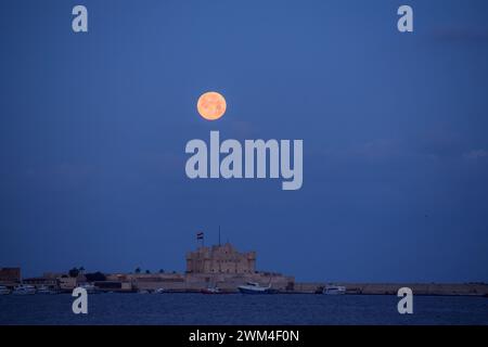 Alessandria, Egitto. 24 febbraio 2024. La luna piena di febbraio sulla Cittadella di Qaitbay. Crediti: Dimitris Aspiotis/Alamy Live News Foto Stock