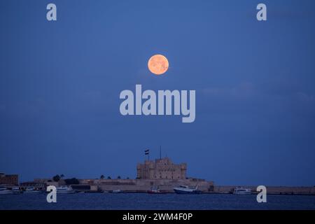 Alessandria, Egitto. 24 febbraio 2024. La luna piena di febbraio sulla Cittadella di Qaitbay. Crediti: Dimitris Aspiotis/Alamy Live News Foto Stock