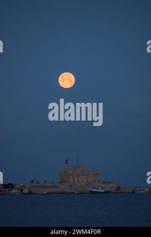 Alessandria, Egitto. 24 febbraio 2024. La luna piena di febbraio sulla Cittadella di Qaitbay. Crediti: Dimitris Aspiotis/Alamy Live News Foto Stock