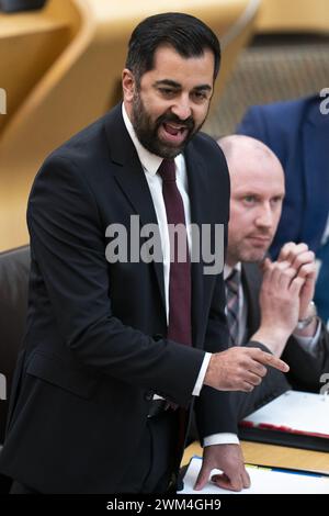 Foto datata 22/02/04 del primo ministro scozzese Humza Yousaf durante le domande della First Minster (FMQ) al Parlamento scozzese a Holyrood, Edimburgo. Il signor Yousaf ha esposto il "fermo sostegno” della Scozia all'Ucraina a due anni dall'invasione russa. È tra i leader politici e religiosi che assistono a una messa al Castello di Edimburgo il sabato. Consegnerà una lettura e metterà una corona al fianco di Andrii Kuslii, del consolato dell'Ucraina a Edimburgo. Data di pubblicazione: Sabato 24 febbraio 2024. Foto Stock